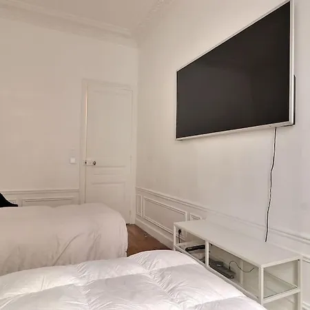 Luxury 3 Bedrooms Near Champs Elysees Apartment