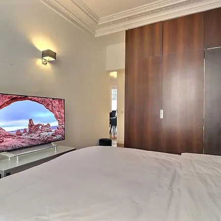 Luxury 3 Bedrooms Near Champs Elysees