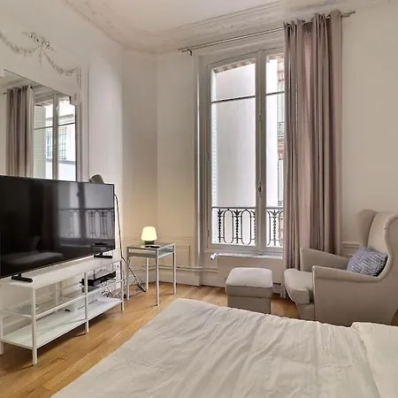Apartment Luxury 3 Bedrooms Near Champs Elysees