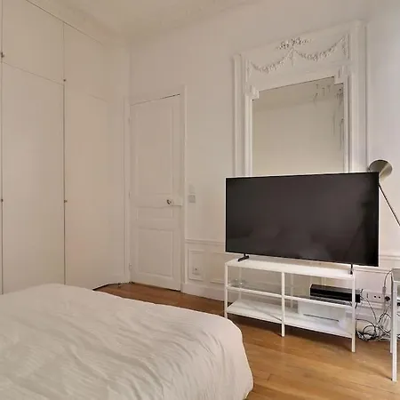 Apartment Luxury 3 Bedrooms Near Champs Elysees Paris
