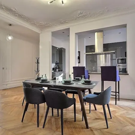 Luxury 3 Bedrooms Near Champs Elysees Paris