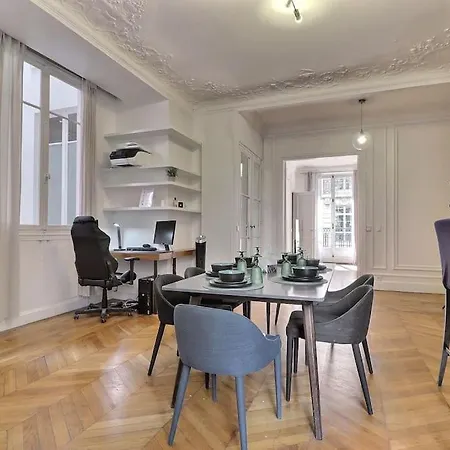 Luxury 3 Bedrooms Near Champs Elysees Apartment