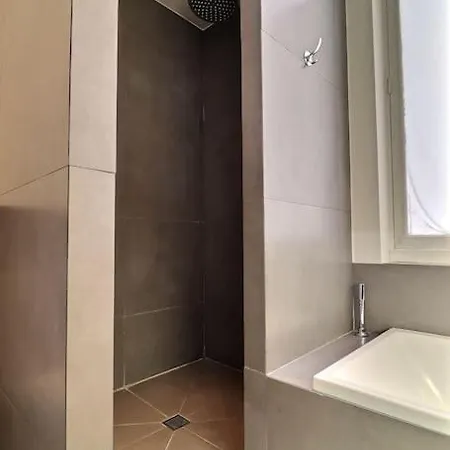 Luxury 3 Bedrooms Near Champs Elysees パリ